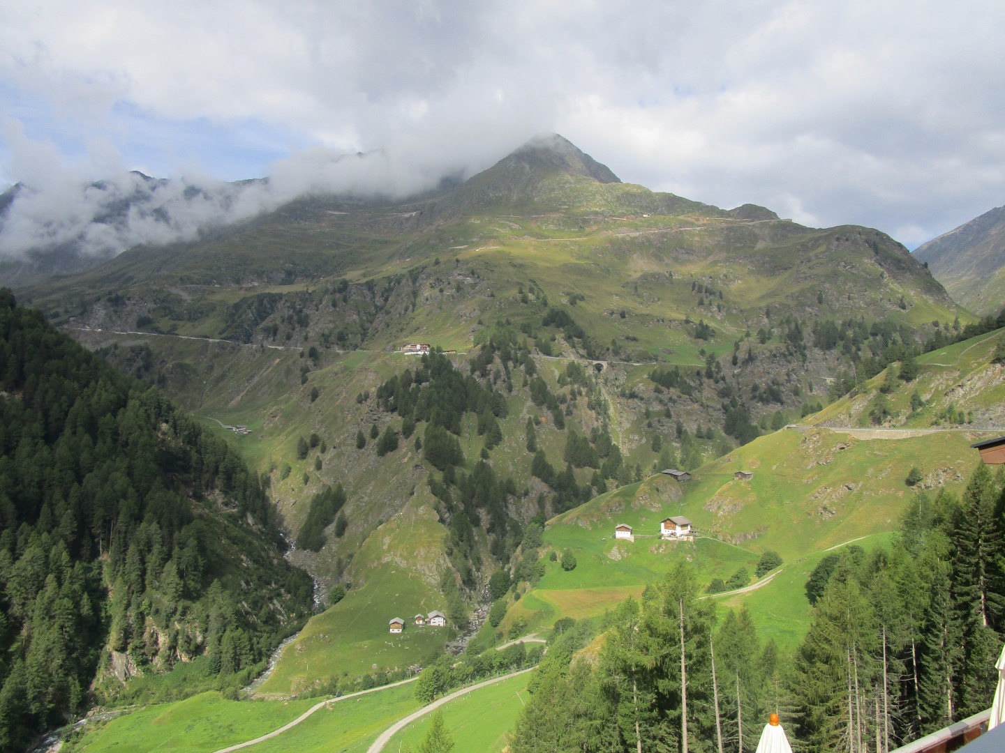 de top van de Timmelsjoch in de wolken